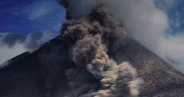 Endonezya'da Sinabung Yanardağı'nda Patlama Oldu
