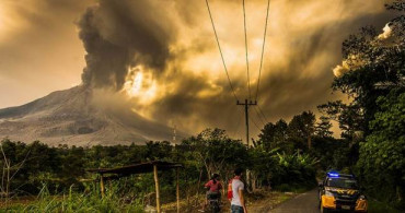 Endonezya'da Sinabung Yanardağı'nda Patlama Yaşandı!