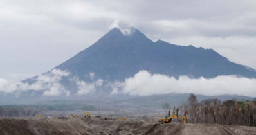 Endonezya'daki Merapi Yanardağ'ı Kül ve Duman Püskürtmeye Başladı