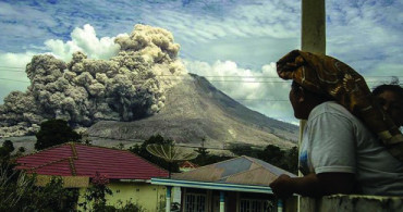 Endonezya'daki Sinabung Yanardağı Tekrardan Kül Püskürtmeye Başladı