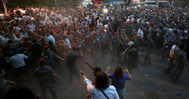 Ermenistan'da ortalık savaş alanına döndü! Paşinyan karşıtı gösterilerde gerilim artıyor