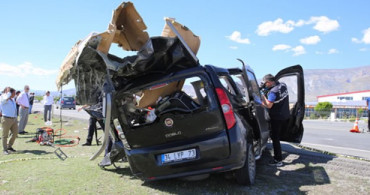 Erzincan'da Trafik Kazası: 3 Ölü 6 Yaralı
