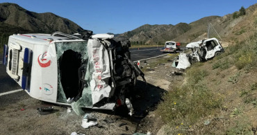 Erzurum’da ambulans ile otomobil kafa kafaya çarpıştı: Çok sayıda ölü ve yaralı var