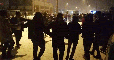 Erzurum'da Etkili Olan Kar Yağışını Gençler Halay Çekerek Kutladı!