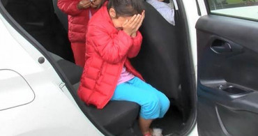 Esenyurt'ta Arabada Bırakılan ve Korkudan Ağlayan Çocukları Polis Sakinleştirdi