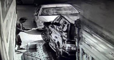 Esenyurt'ta Evinin Önünde Araba Yıkanmasına Kızan Kadın, Cipin Üstüne Çöp Döktü
