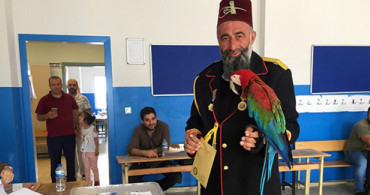 Esenyurt'ta Oy Vermeye Papağanıyla Gelen Vatandaş İlgi Odağı Oldu