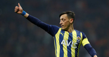 Fenerbahçe'de kadro dışı bırakılan Mesut Özil, takımdan ayrılacağı yönünde çıkan haberleri yaptığı açıklamayla yalanladı. Takıma katkı sağlamak istediğini söyledi