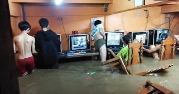 Filipinler'de İnternet Kafeyi Su Bastı: Oyuncular Aldırış Etmedi
