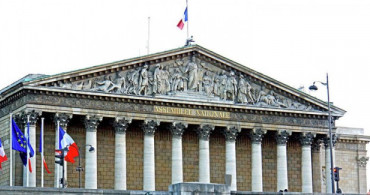 Fransa'da İki Bakanın Görevine Son Verildi