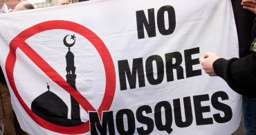 Fransa'da tehlikeli provokasyon: Mescidin kapısına islamofobik yazı