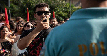 Fransa’daki gösteriler Yunanistan’a sıçradı: Büyükelçiliğin önünde büyük protesto