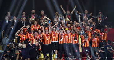 Galatasaray, Rams Park’ta 3 kupayla şov yaptı: Gökyüzündeki gösteri taraftarı büyüledi