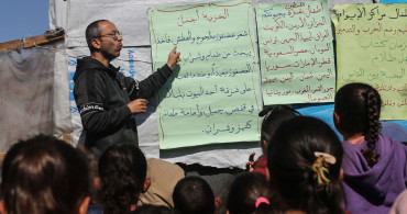 Gazzeli öğretmen Al-Khudari savaşın ortasında çocuklara eğitim vermeye devam ediyor!