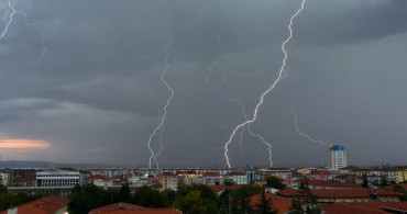 Gök gürültülü sağanak yağış geliyor: Meteoroloji’den 15 kente uyarı