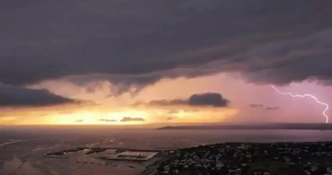 Gökyüzünde doğa şöleni: İstanbul'da görülen raf bulutu ve gün batımı büyüledi!