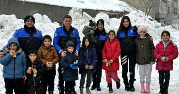 Hakkâri Yüksekova’daki çocuklar, polisle karın keyfini doyasıya çıkardılar!