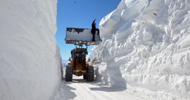 Hakkari'de 9 Metrelik Kar Tünellerini Görenler Hayrete Düşüyor!