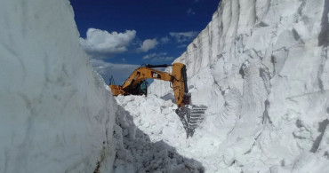 Hakkari’de yazın ortasında karla mücadele: Kar kalınlığı 8 metreyi buldu