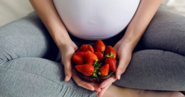Hamileyken Çilek Yemek Bebekte Leke Yapar mı?