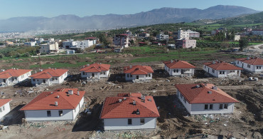 Hatay'da depremin yaraları sarılıyor: Vali ay sonunu işaret etti