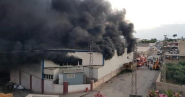 Hatay'da korkutan depo yangını! Gökyüzü siyaha büründü!