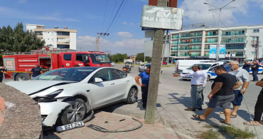 Hatay'da Polis Aracı ile Otomobil Çarpıştı: 5 Yaralı