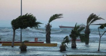 Hatay’da şiddetli yağış etkili oldu: İskenderun’dan deniz ile kara birleşti