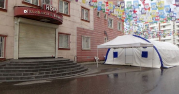 HDP Binası Önündeki Evlat Nöbetine Yasak Sebebiyle Ara Verildi