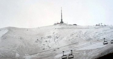 Her yer bembeyaz oldu: Erzurum’da sağanak kar yağışı