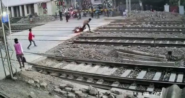 Hindistan’da Motosiklet Kazası: Sürücü Trenin Altında Kalmaktan Son Anda Kurtuldu!