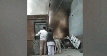 Hindistan'da Müslüman Ailenin Evi Ateşe Verildi