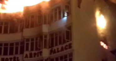 Hindistan'da Otel Yangını, 17 Kişi Hayatını Kaybetti