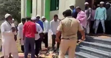 Hindistan'da Polis Namaz Kılan Cemaate Sopayla Saldırdı