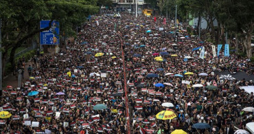 Hong Kong'da Binlerce Kişi Sokaklara Döküldü