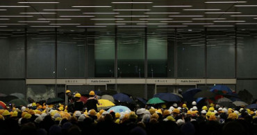Hong Kong'ta Protestocular Meclisi Bastı