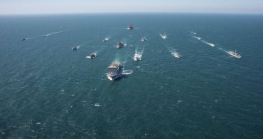 Husiler Kızıldeniz’de gerilimi artırıyor: ABD petrol tankeri ve savaş gemileri vuruldu