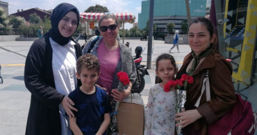 İBB Halka İlişkiler, Anneleri Çiçeklerle Karşıladı
