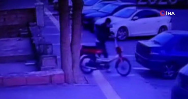 İki Hırsızın Motosikleti Çaldığı Anlar Kamerada