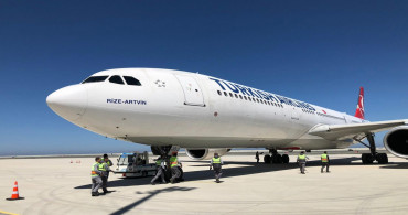 İlk uçak Rize’ye iniş yaptı! 320 yolcu tarihi ana tanıklık etti