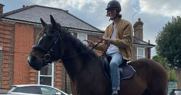 İngiltere'de Akaryakıt Kriziyle Atın Üzerinde Dalga Geçti