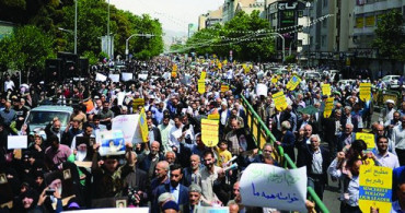 İran'da Hükümetin Nükleer Kararına Destek Olmak Amacıyla Gösteriler Düzenlendi