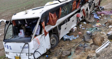 İran'da Seyir Halindeki Otobüs Devrildi! 10 Kişi Öldü, 18 Yaralı