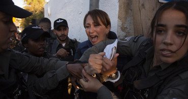 İşgalci İsrail'in masumları öldürdüğü yetmedi: Gazetecileri de alıkoydu