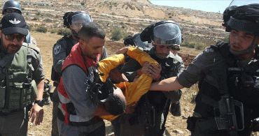 İsrail Askerleri 2'si Çocuk 18 Filistinliyi Gözaltına Aldı