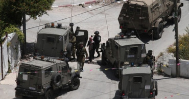İsrail Askerleri Batı Şeria’da Filistinli Bir Aileyi Gözaltına Aldı