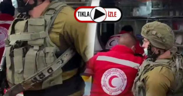 İsrail Askerleri Kızılay Ambulansın İçine Girip Yaralı Filistinliyi Almaya Kalkıştı