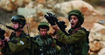 İsrail Askerleri ve Yerleşimciler Filistinli Bir Aileyi Darp Etti