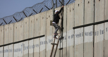 İsrail, Ayrım Duvarı'nı Geçmeye Çalışan Genci Şehit Etti