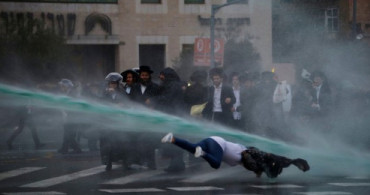 İsrail Polisi, Askerlik Karşıtı Yahudilere Çok Sert Müdahale Etti